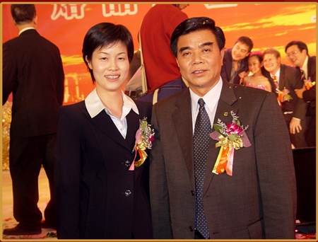 中山市市委書記、人大主任崔國潮先生與華策集團(tuán)董事局主席助理許文女士合影