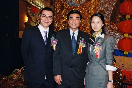 珠海市常務(wù)副市長冼文先生與美國華策公司董事長于愛娣女士在晚會現(xiàn)場、左為華策集團(tuán)董事局副主席楊智雄，右為華策集團(tuán)銷售總監(jiān)楊影菲女士