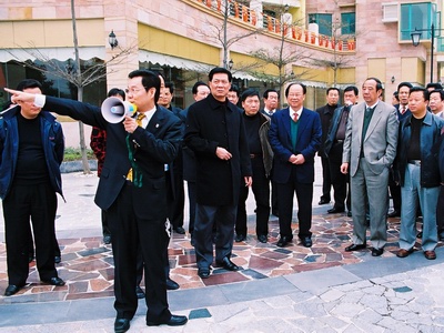 楊峰主席（前一）親自帶領考察團參觀集團開發的項目