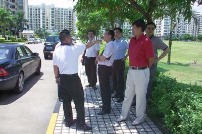 余道群總裁帶領(lǐng)考察團(tuán)參觀國際花園