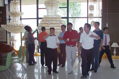 考察團(tuán)參觀集團(tuán)威力谷照明公司的燈飾展廳